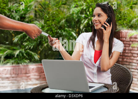 Frau online-shopping und telefonieren mit einem Handy Stockfoto