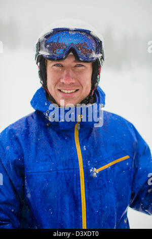 Kaukasischen Mann mit Skiausrüstung im Schnee