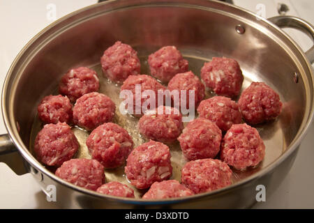 Fleischbällchen in einer Pfanne mit Öl gekocht wird Stockfoto