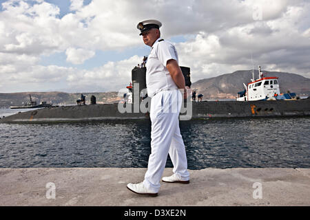 Offizier in weißen Marine Uniform und nukleare u-Boot HMS Talent, Ägypten Stockfoto