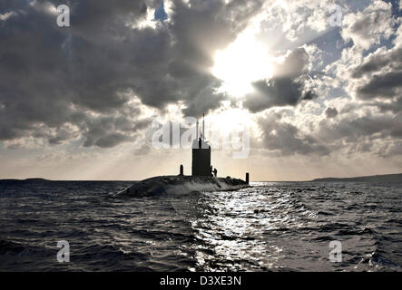 Nukleare u-Boot HMS Talent mit Sonnenlicht auf dem Wasser, Ägypten Stockfoto