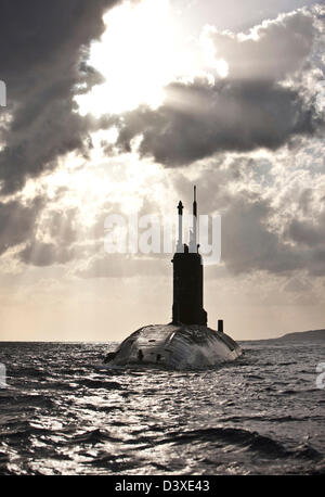 Nukleare u-Boot HMS Talent mit Sonnenlicht auf dem Wasser, Ägypten Stockfoto