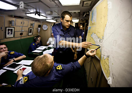 Crew Plotten Position auf Karte in nuklearen u-Boot HMS Talent Stockfoto