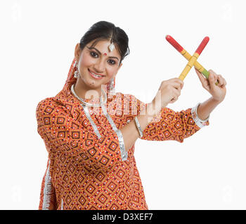 Frau, die Durchführung von Dandiya Raas bei Navratri Stockfoto