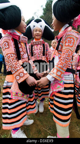 Long Horn Miao Mädchen in traditionellen Kostümen tanzen zu feiern das Tiao Hua-Festival / Frühling in Guizhou. Stockfoto