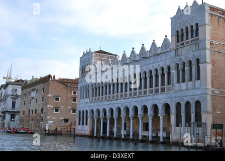 Gebäude neben dem Canal Grande in Venedig, Italien. Stockfoto