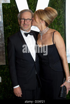 Regisseur Steven Spielberg und seine Frau Kate Capshaw kommen bei der Vanity Fair Oscar Party im Sunset Tower in West Hollywood, Los Angeles, USA, am 24. Februar 2013. Foto: Hubert Boesl/dpa Stockfoto