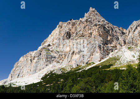 Felsige Landschaft mit Laguazoi Berg Dolomiten Alpen, gesehen vom Passo Falzarego. Italien. Stockfoto
