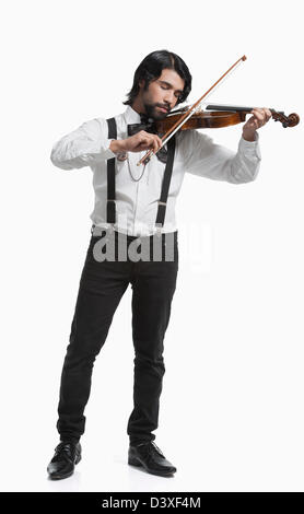 Musiker spielt eine Violine Stockfoto