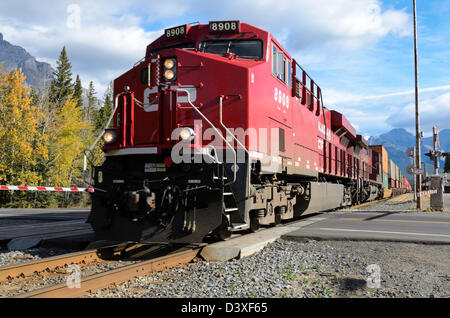 Banff, Kanada - 1. Oktober 2012: Canadian Pacific Güterzug nähert sich Banff Bahnübergang Stockfoto