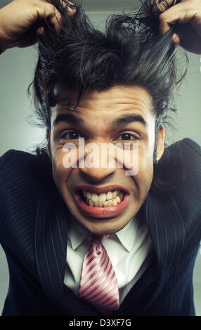 Geschäftsmann, ziehen seine Haare in der frustration Stockfoto