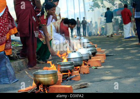 Trivandrum, Kerala, Indien.  26. Februar 2013. Attukal Pongala wurde in das Guinness-Buch der Rekorde als die größte Gemeinde der Frauen in der Welt eingetragen. . Es ist eine jährliche Veranstaltung, wo mehr als 1 Million Frauen kommen zusammen, um Gebete zu bieten. Bildnachweis: Die richtigen Vibes / Alamy Live News Stockfoto