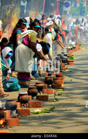 Trivandrum, Kerala, Indien.  26. Februar 2013. Attukal Pongala wurde in das Guinness-Buch der Rekorde als die größte Gemeinde der Frauen in der Welt eingetragen. . Es ist eine jährliche Veranstaltung, wo mehr als 1 Million Frauen kommen zusammen, um Gebete zu bieten. Bildnachweis: Die richtigen Vibes / Alamy Live News Stockfoto