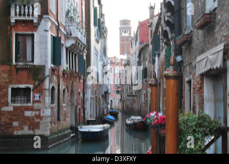 Einem ruhigen Seitenstraße-Kanal in Venedig Stockfoto