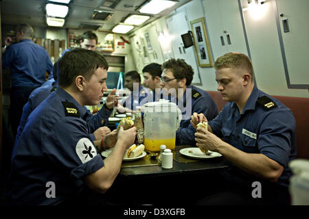 Besatzung in Bordküche Gewirr von nuklearen u-Boot HMS Talent Essen Stockfoto