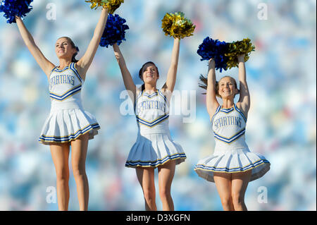 Kaukasische Cheerleader am Rande bei Fußballspiel Stockfoto