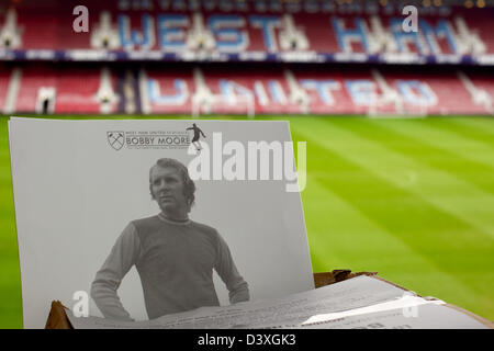 Souvenir, heimischen Fans gegeben. West Ham V Tottenham Hotspur Spiel am Montag, den 25. Februar markiert den 20. Jahrestag der Verabschiedung von Bobby Moore. Freiwillige Helfer und Fans feiern seines Lebens in The Boylen Ground, Heimat der Hämmer. Stockfoto