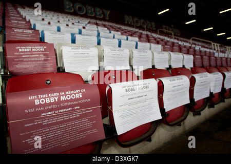 Papier-Souvenir auf sitzen, für die visuelle Darstellung vor dem Spiel verwendet. West Ham V Tottenham Hotspur Spiel am Montag, den 25. Februar markiert den 20. Jahrestag der Verabschiedung von Bobby Moore. Freiwillige Helfer und Fans feiern seines Lebens. Stockfoto