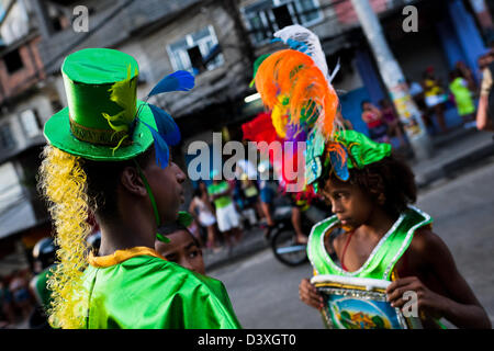 Brasilianische Kinder mit bunten Kostümen teilnehmen in der Karnevalsumzug in der Favela Rocinha, Rio De Janeiro, Brasilien. Stockfoto