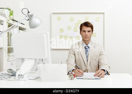 Lager Portraitfoto eines Mannes an seinem Schreibtisch Stockfoto