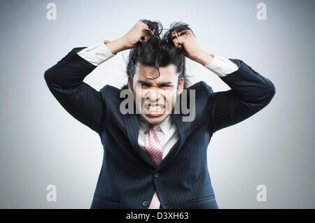 Geschäftsmann, ziehen seine Haare in der frustration Stockfoto