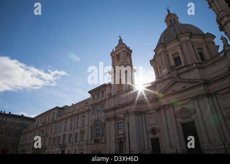 Sonne hinter einer Kirche, Kirche der SantAgnese in Agone, Piazza Navona, Rom, Latium, Italien Stockfoto