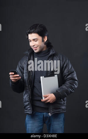 Mann hält ein digitale Tablet und Handy Stockfoto