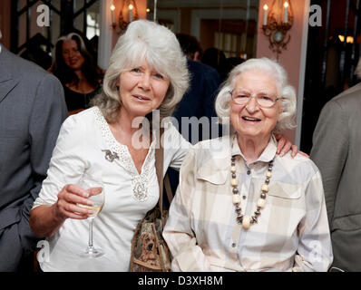 Jilly Cooper & PD James bei der Feier des 75. Geburtstages des Richard Ingram. Stockfoto