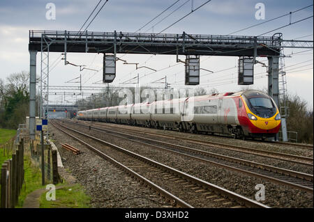 Racing vorbei an Cathiron in der Nähe von Rugby Klasse 390 121 Richtung Norden zu Liverpool Lime Street am 21. Februar 2013 Stockfoto