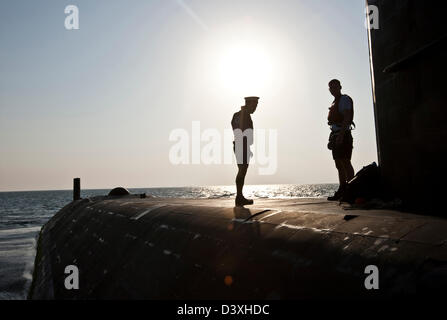 Männer stehen auf Deck des nuklearen u-Boot HMS Talent, Ägypten Stockfoto