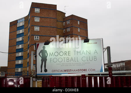 Anzeige außen Boden "Moore als ein Fußballverein" zu sagen. West Ham V Tottenham Hotspur Spiel am Montag, den 25. Februar markiert den 20. Jahrestag der Verabschiedung von Bobby Moore. Freiwillige Helfer und Fans feiern seines Lebens in The Boylen Ground, Heimat der Hämmer. Stockfoto