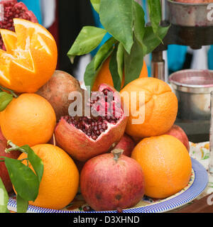 Frische Orangen und Granatäpfel für Saft am Markt in der Türkei Stockfoto