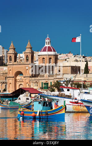 Fischer auf traditionellen maltesischen Fischerboot. Marsaxlokk, Malta. Stockfoto