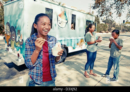 Mädchen, Essen ein Eis von LKW Stockfoto