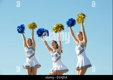 Kaukasische Cheerleader posieren zusammen Stockfoto