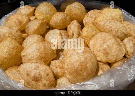 Nahaufnahme der traditionellen indischen snack "Pani Puri" an einer Garküche, Kapur, Gurgaon, Haryana, Indien Stockfoto