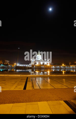 Gurdwara leuchtet in der Nacht, Gurdwara Bangla Sahib, Delhi, Indien Stockfoto