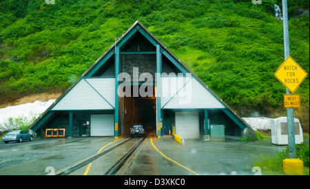 Die Anton Anderson Memorial Tunnel unter Maynard Berg wird von Automobilen und der Eisenbahn geteilt.  Whittier nach Portage Alaska Stockfoto