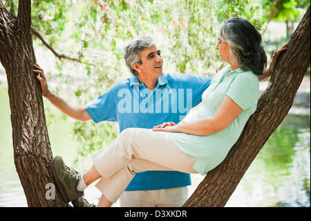 Älteres Paar miteinander zu reden, in einem Park, Lodi Gardens, New Delhi, Indien Stockfoto