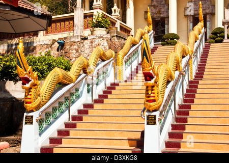 Die Schlange-Statue auf der Leiter am Eingang zum thailändischen Tempel. Stockfoto