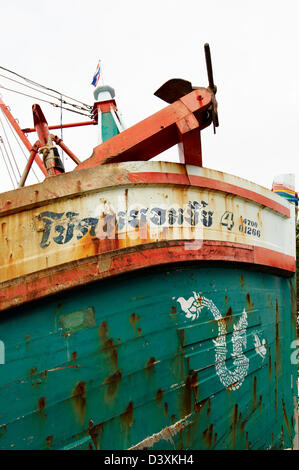 Nahaufnahme von einem industriellen Boot vertäut auf den Mae Klong Fluss, Thailand Stockfoto