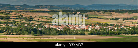 Blick über das Dorf Antoingt und die Ebene von Lembronnais, Puy de Dôme, Auvergne, Frankreich Stockfoto