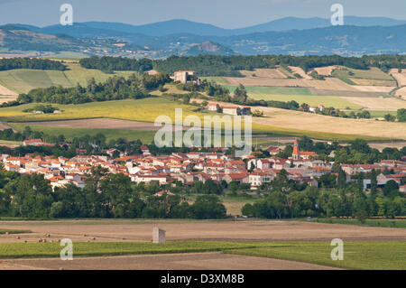 Blick über das Dorf Antoingt und die Ebene von Lembronnais, Puy de Dôme, Auvergne, Frankreich Stockfoto