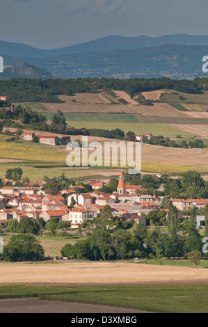 Blick über das Dorf Antoingt und die Ebene von Lembronnais, Puy de Dôme, Auvergne, Frankreich Stockfoto