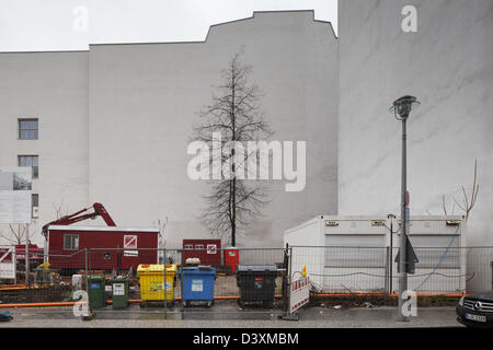 Berlin, Deutschland, Konstruktion und Bau Container stehen auf einem Baugrundstück Stockfoto