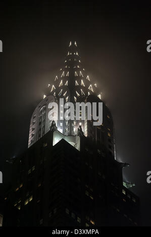 Der unheimliche Anblick von New York-Chrysler-Building in der Nacht in Nebel gehüllt. Stockfoto