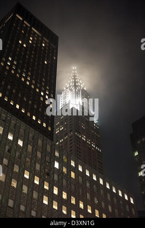 Der unheimliche Anblick von New York-Chrysler-Building in der Nacht in Nebel gehüllt. Stockfoto