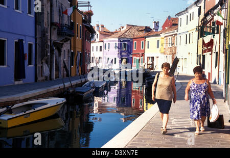 Italiants entlang der Fondamenta de Caranella, Burano, Venedig Italien Stockfoto