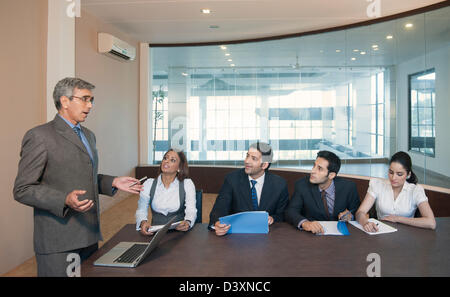 Geschäftsleute, die in einer Sitzung zu erörtern Stockfoto