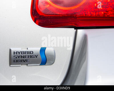 Ein Toyota Aura ein Hybrid Synergie Drive Auto. Stockfoto